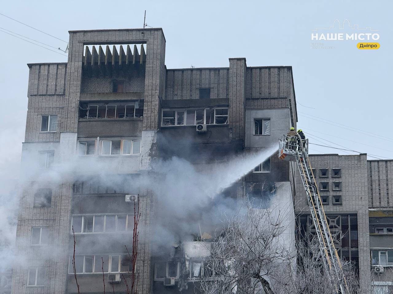 У Дніпрі горить багатоповерхівка після атаки дрона