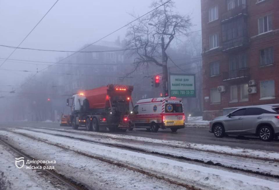Обмеження у роботі громадського транспорту в Дніпрі через ожеледицю