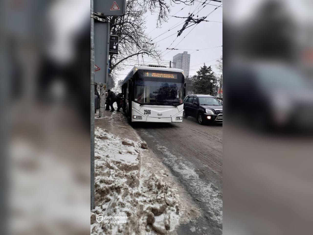 Транспорт у Дніпрі працює без зупинок: електротранспорт та автобуси на маршрутах