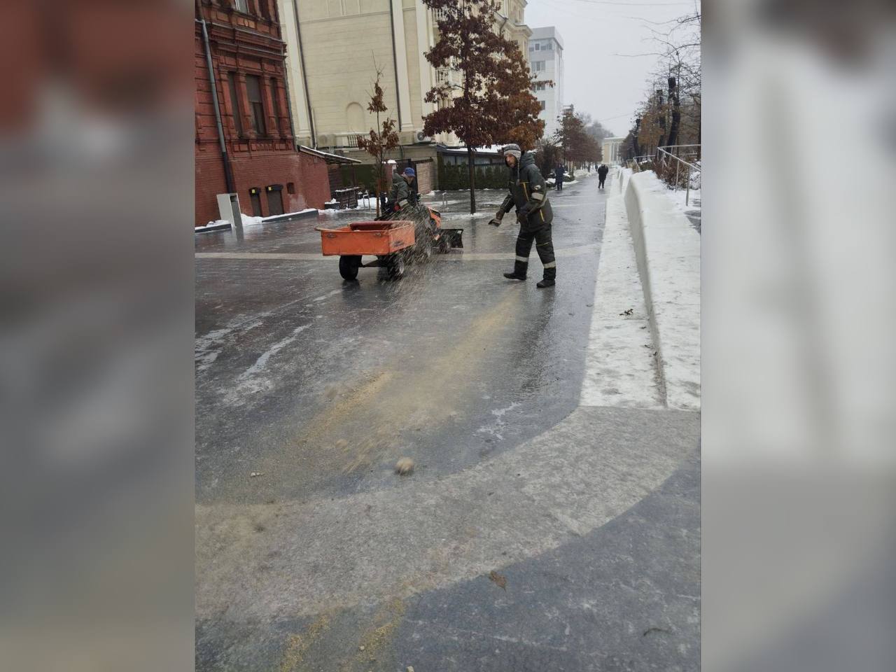 Боротьба з ожеледицею у Дніпрі: комунальники не зупиняються