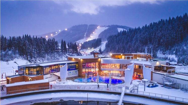 Відпочинок в аквапарку «Мавка»: плавання серед зимових Карпат