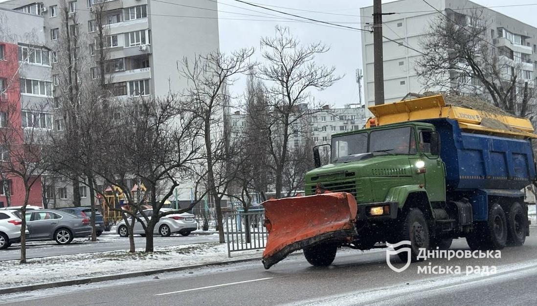 Дніпро у вирії снігу: спецтехніка на вулицях