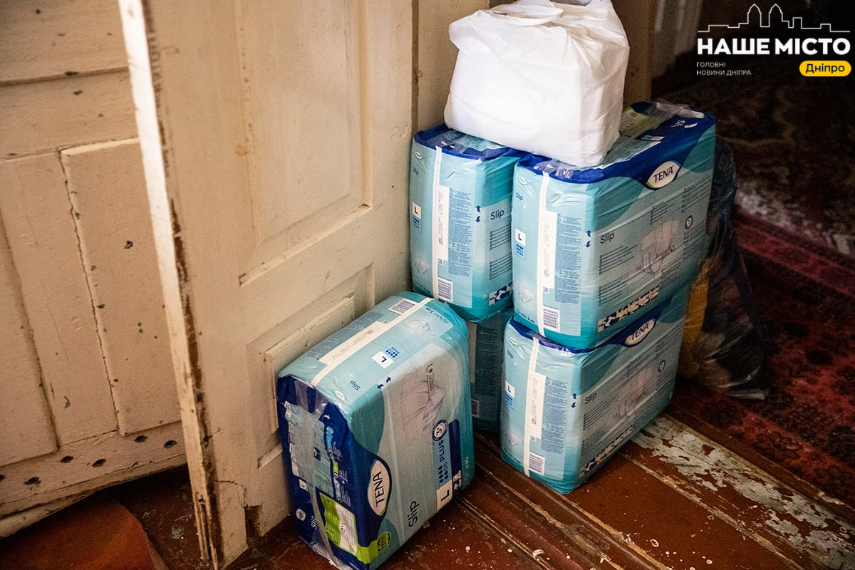 У Дніпрі пенсіонерка передала гуманітарну допомогу притулку для бездомних