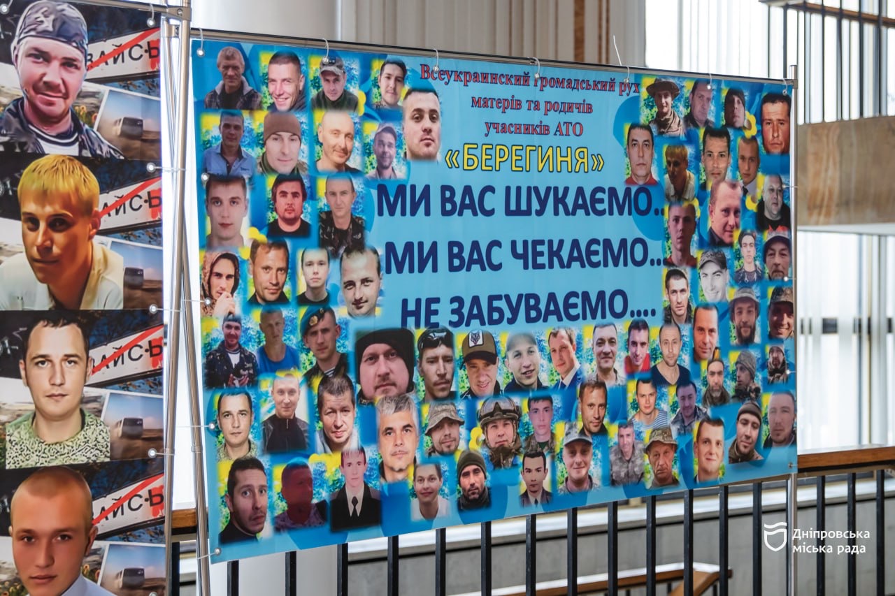 У Дніпрі відкрили виставку заради полонених оборонців