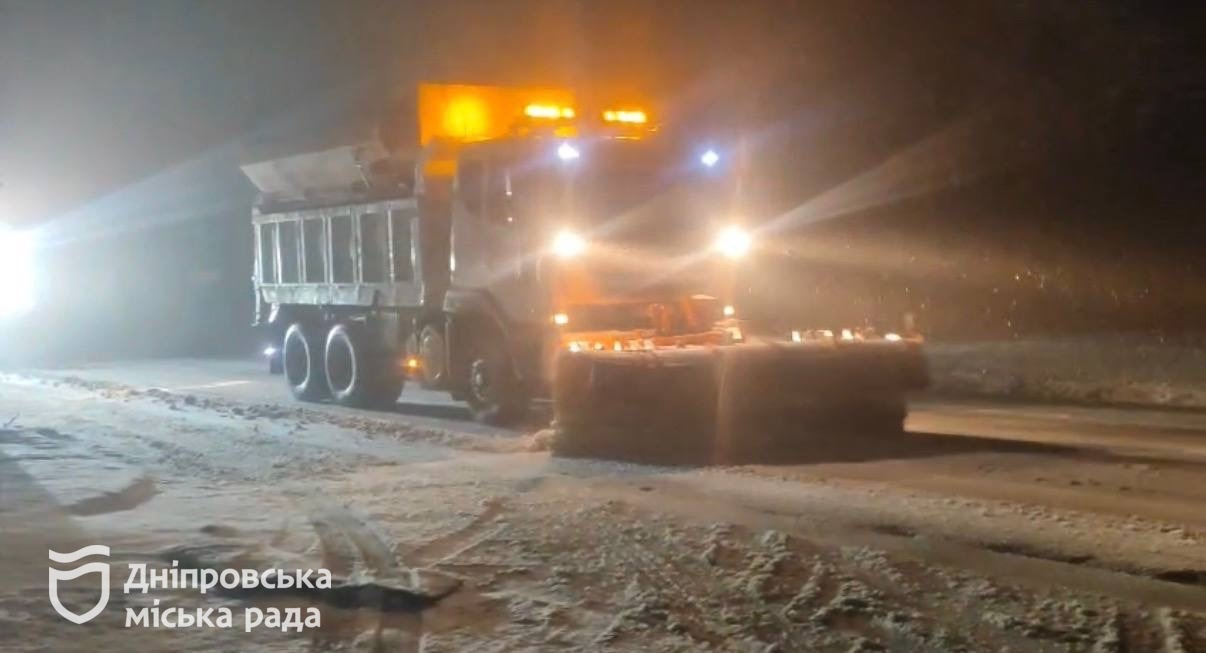 У Дніпрі комунальники працюють над розчищенням доріг