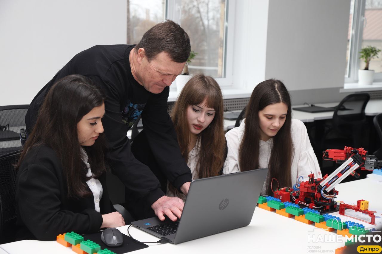 З Дніпра: старшокласники втілили проєкти з мехатроніки