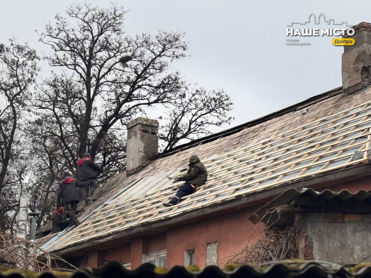 У Дніпрі відновлюють покрівлі будинків, пошкоджених внаслідок атаки