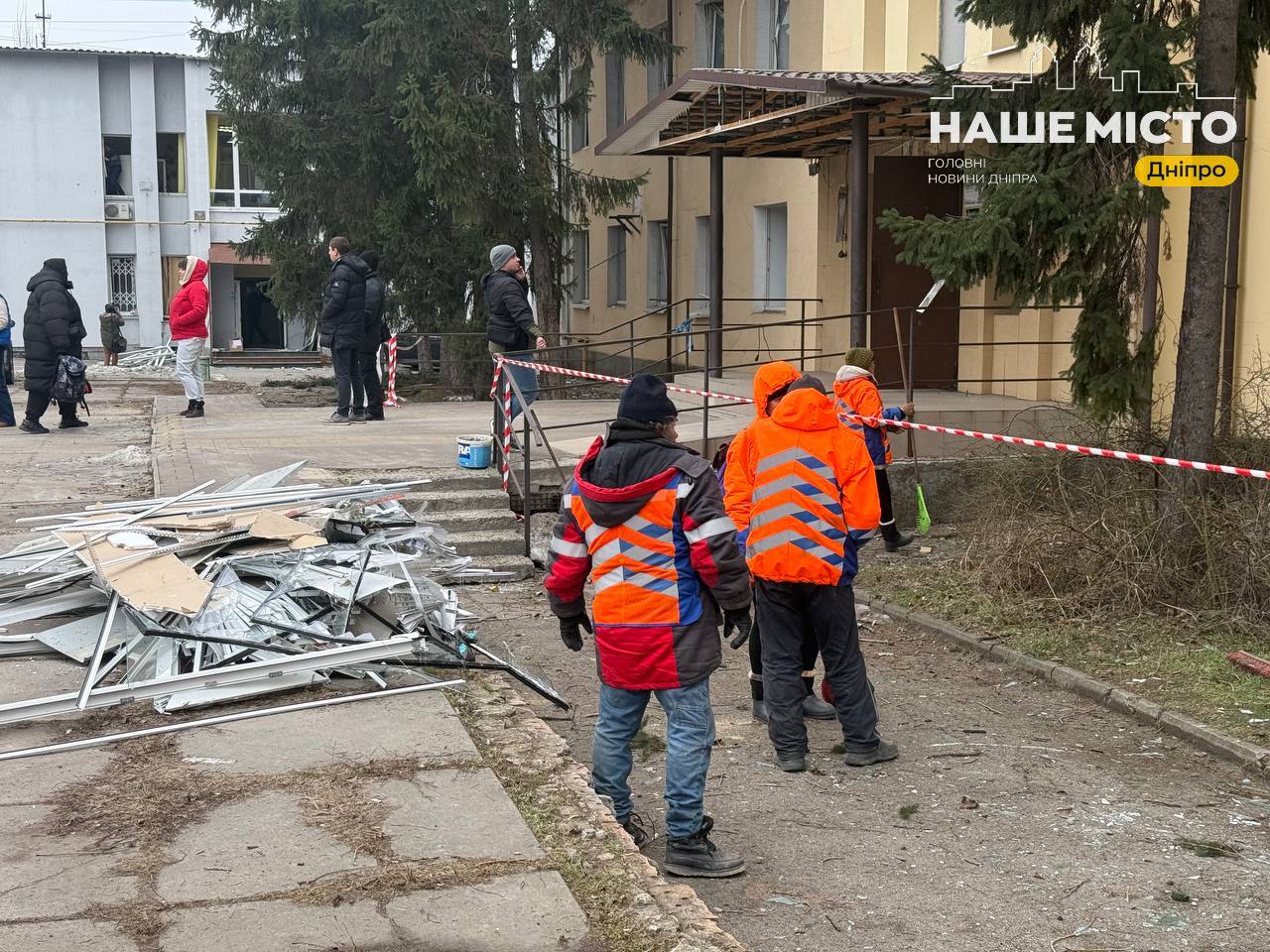 Комунальники Дніпра ліквідовують наслідки ракетного удару