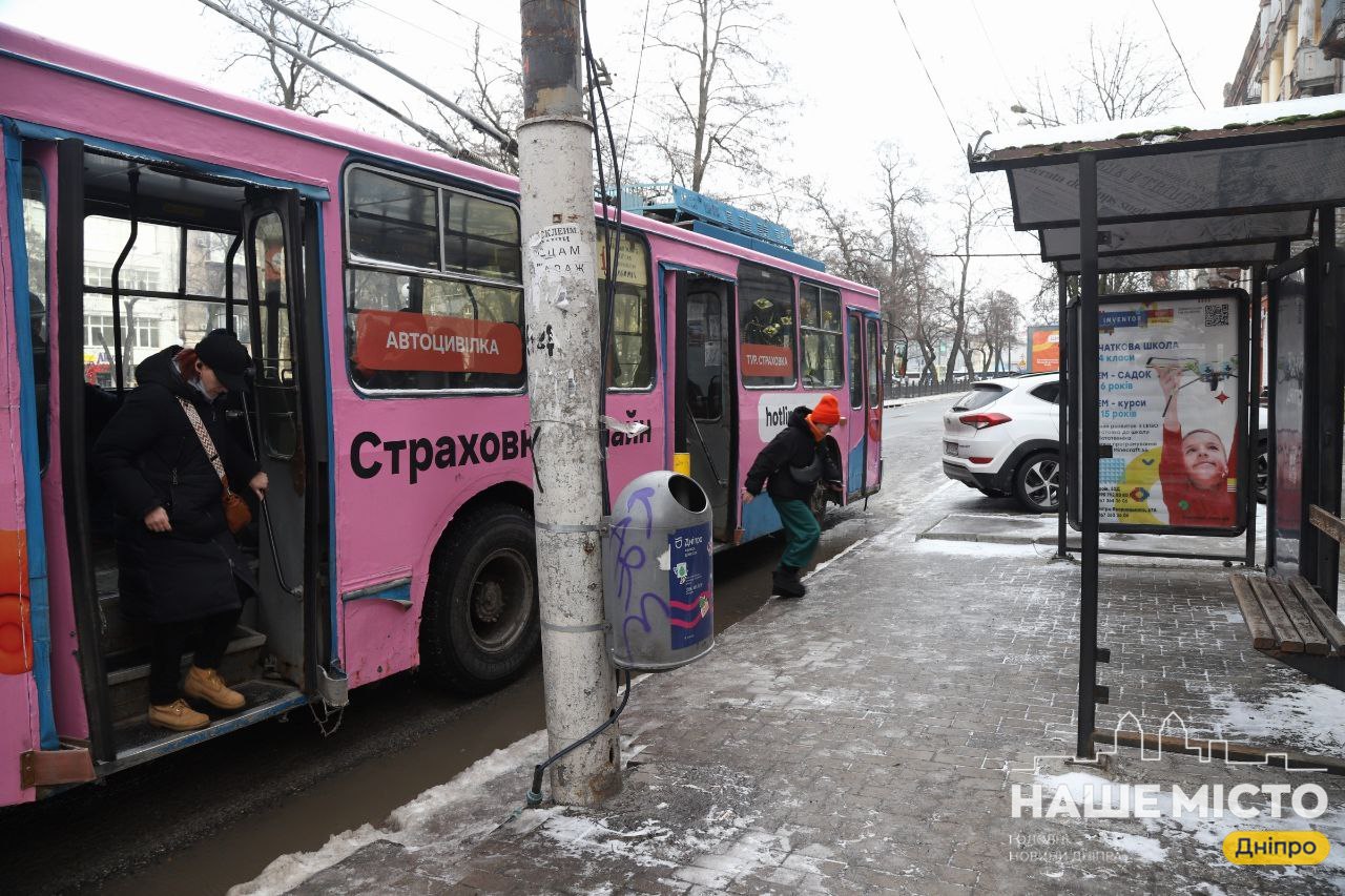 Переборюючи зимові виклики: як Дніпро справляється з транспортом під час негоди