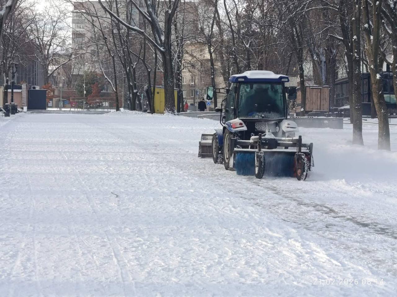Ранкова робота комунальників Дніпра: прибирання парків після снігопаду