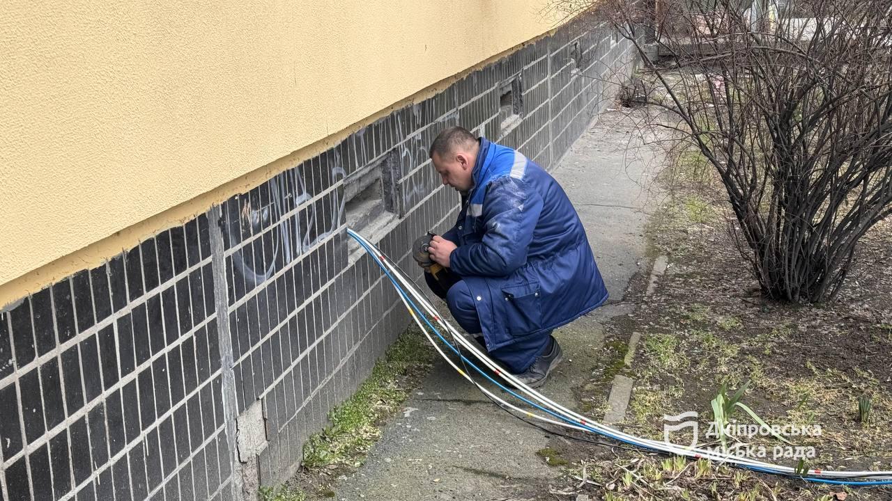 У Дніпрі ремонтують електромережі у багатоквартирному будинку на Осінній