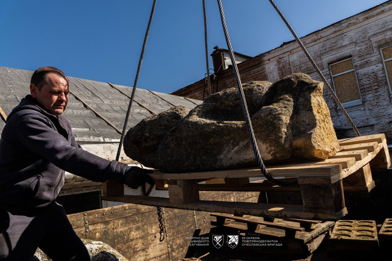 Рятівна місія: п’ять кам’яних баб дісталися музею у Дніпрі