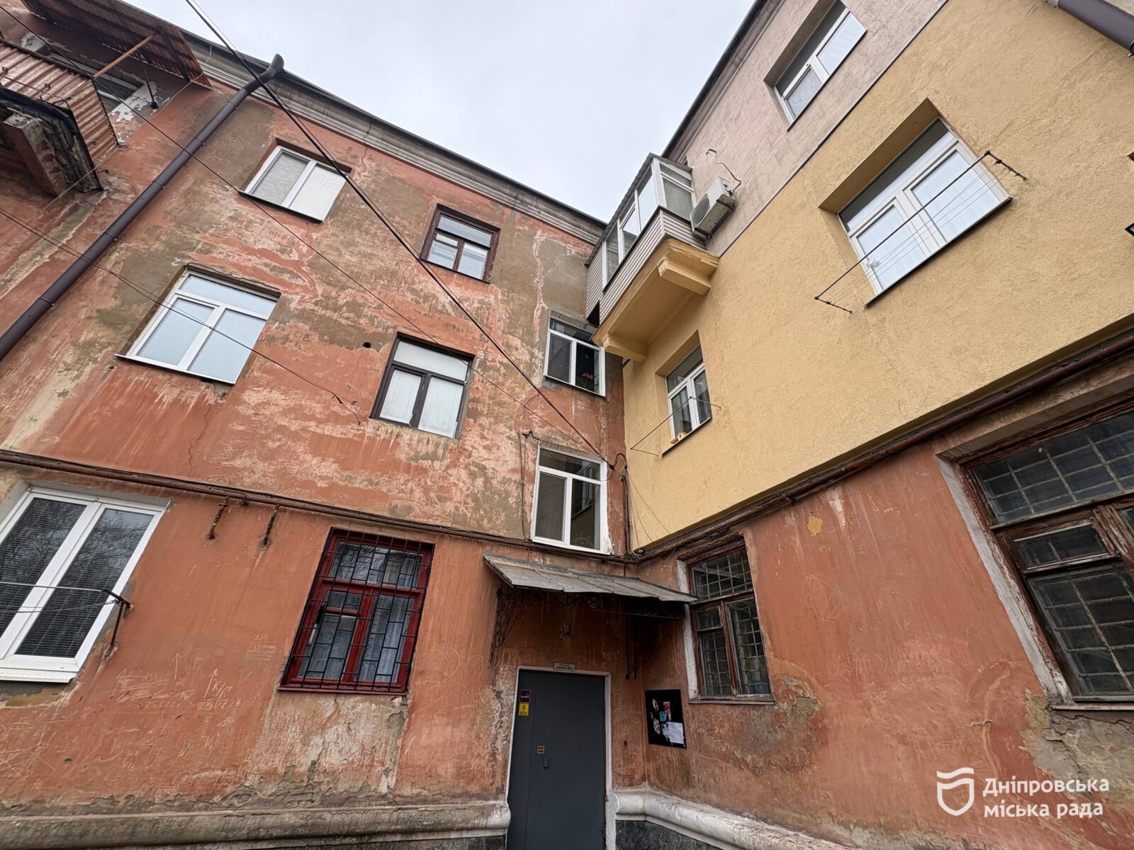 У Дніпрі відновили дах будинку, пошкодженого внаслідок атаки