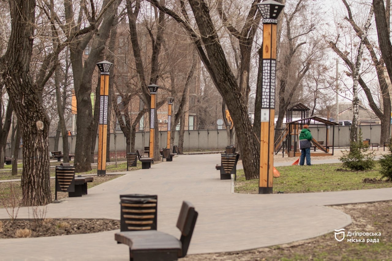 У Дніпрі триває прибирання скверу Металургів