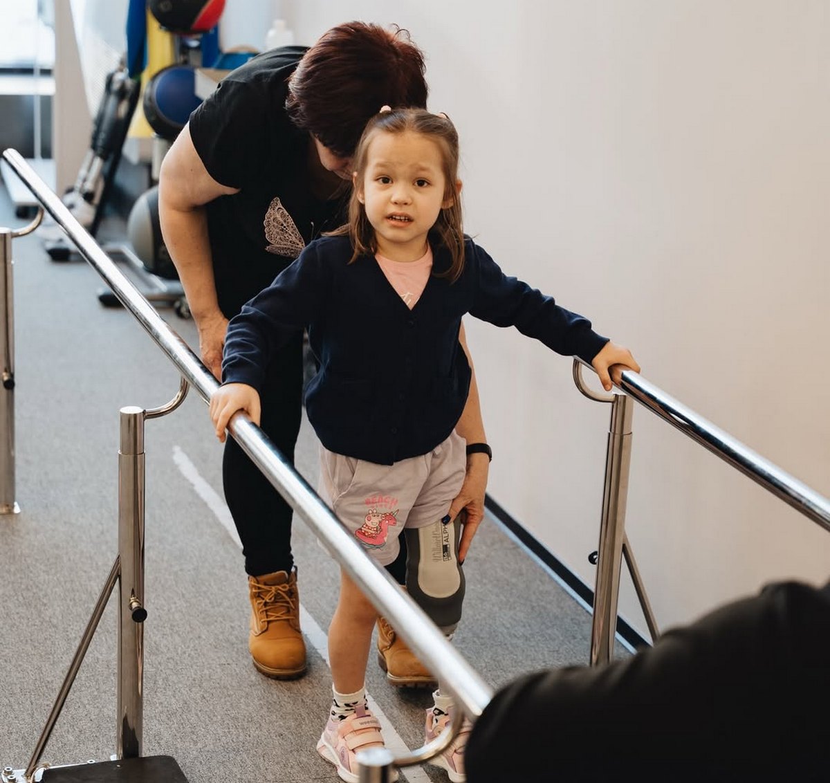 5-річна Марійка навчається ходити на протезі після ракетного удару