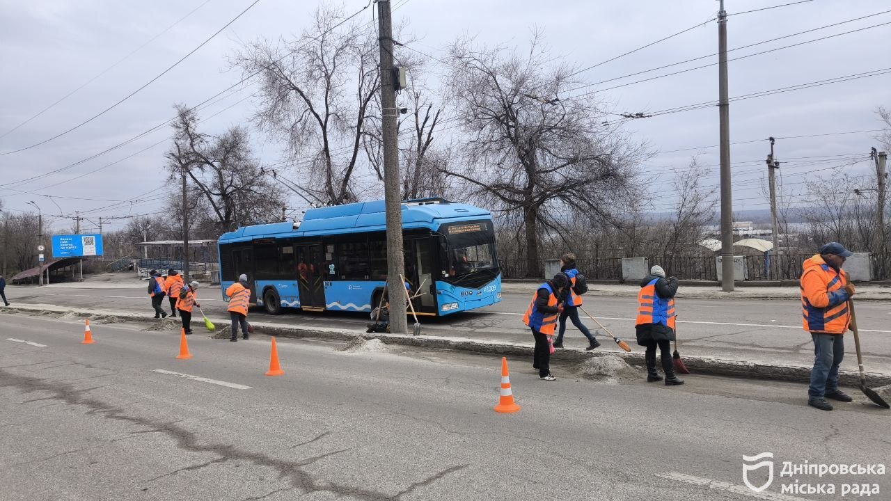 У Дніпрі завершують прибирання доріг після зими