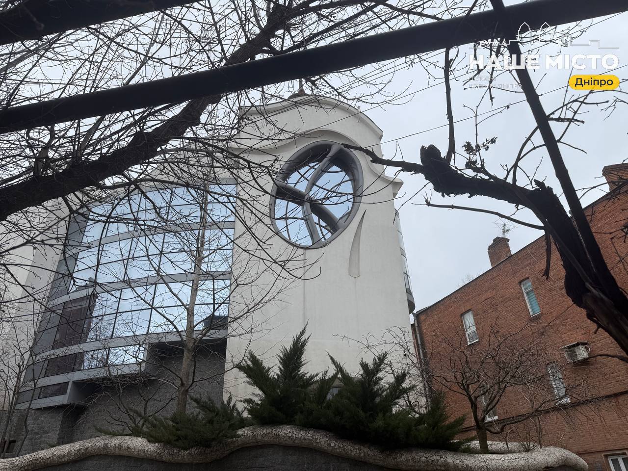 Незвичайна вілла «Барселона» у Дніпрі: будинок без кутів