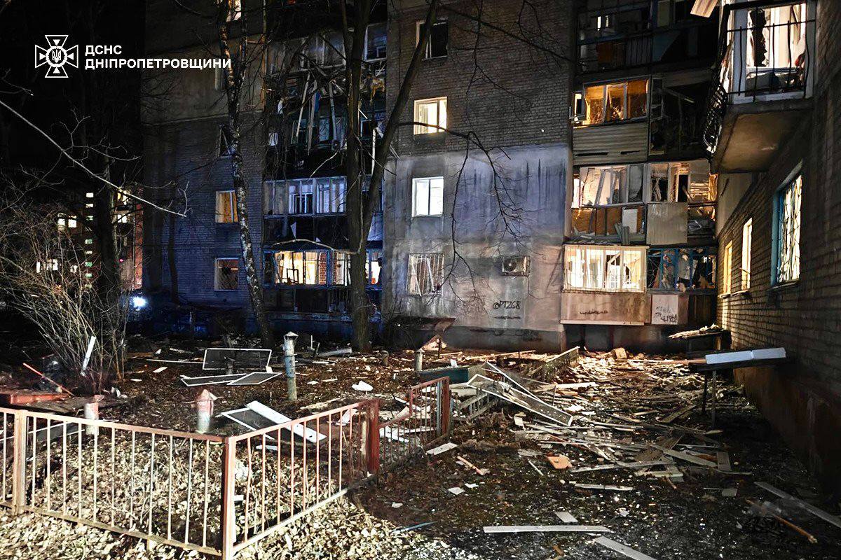 Нічна ракетна атака по Дніпру: постраждали люди та зруйновано будівлі