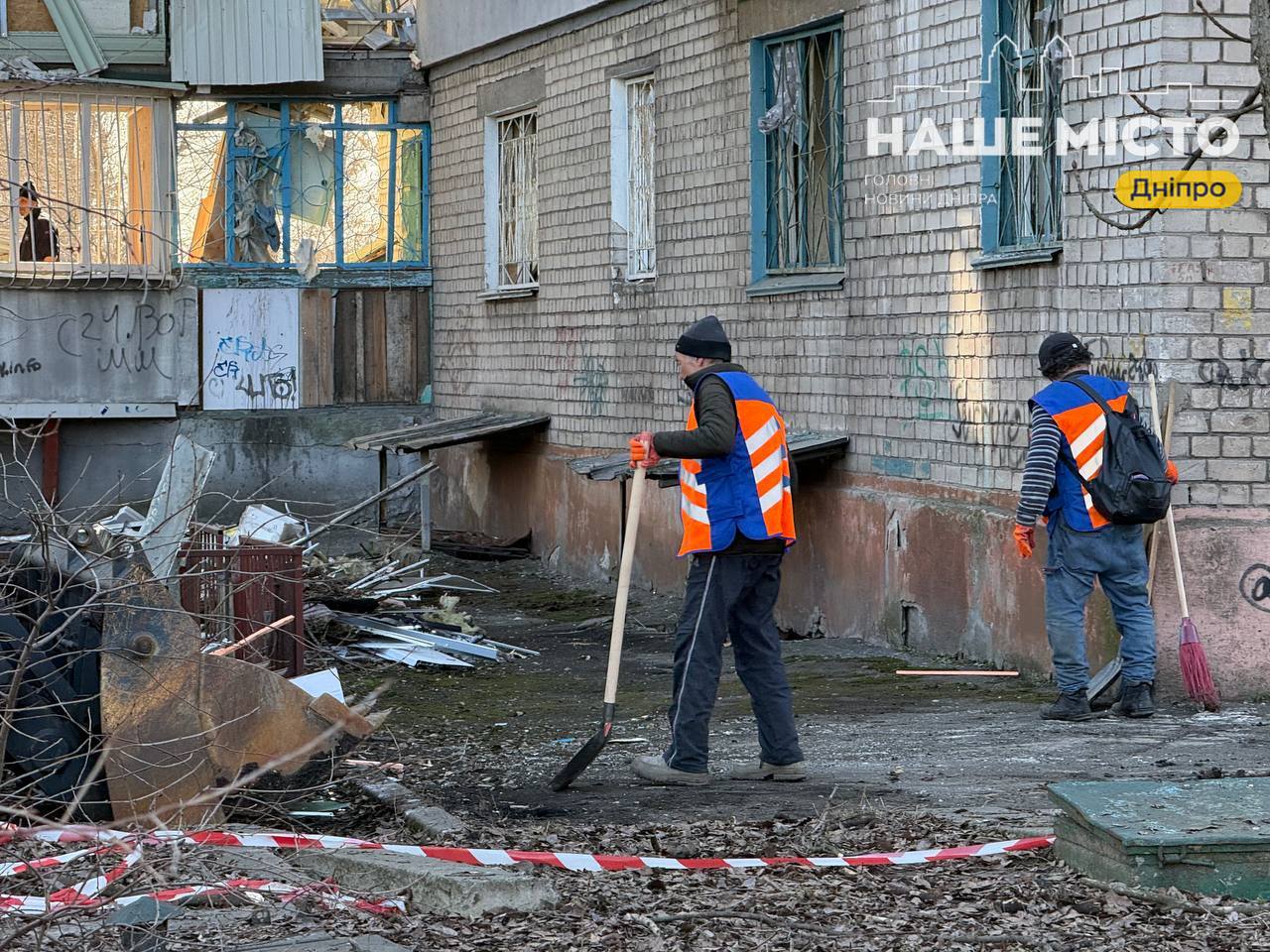 Ліквідація наслідків ударів: Дніпровські комунальники наводять лад після нічної атаки