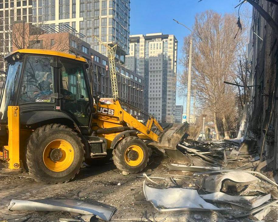 Відновлення Дніпра після обстрілу: тонни скла та уламків вивезено