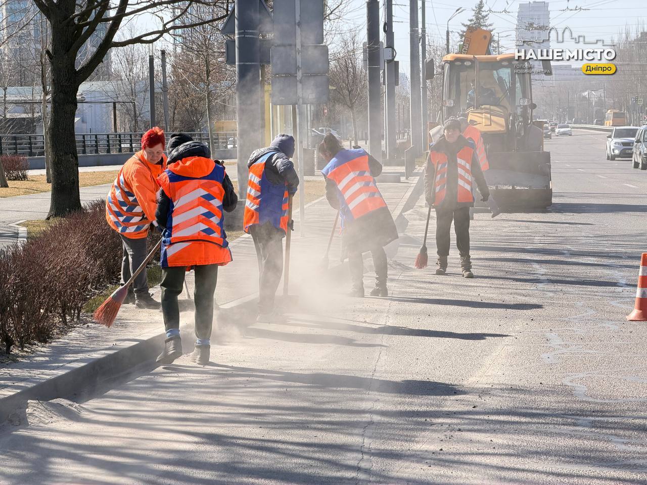 У Дніпрі розпочали весняне прибирання доріг та зливостоків