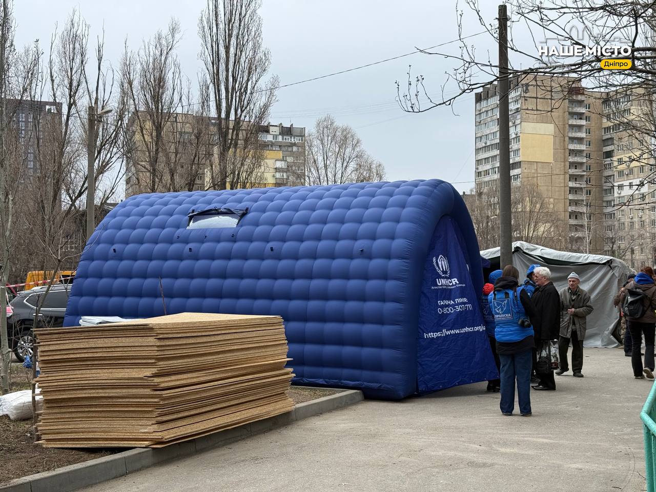 У Дніпрі ліквідовують наслідки атаки: закривають пошкоджені вікна