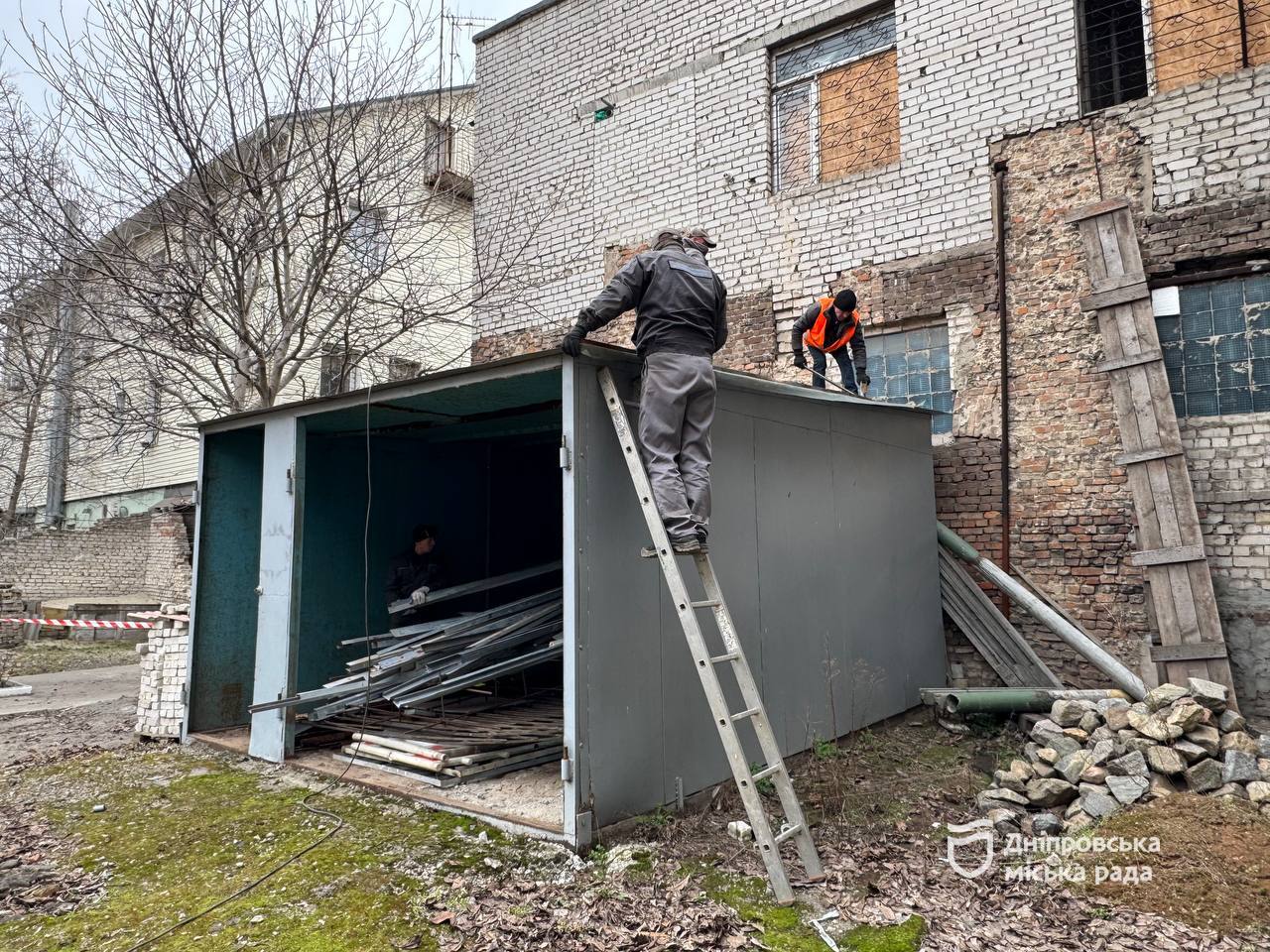 У Дніпрі демонтували незаконну металеву конструкцію на вул. Пастера