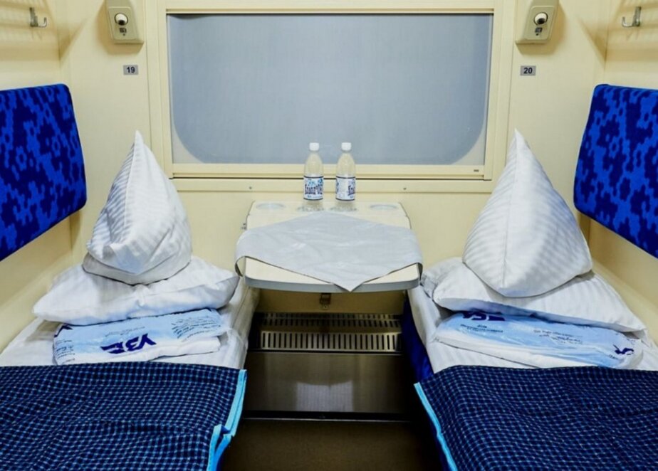 В Укрзалізниці пояснили, хто повинен збирати постіль у поїздах