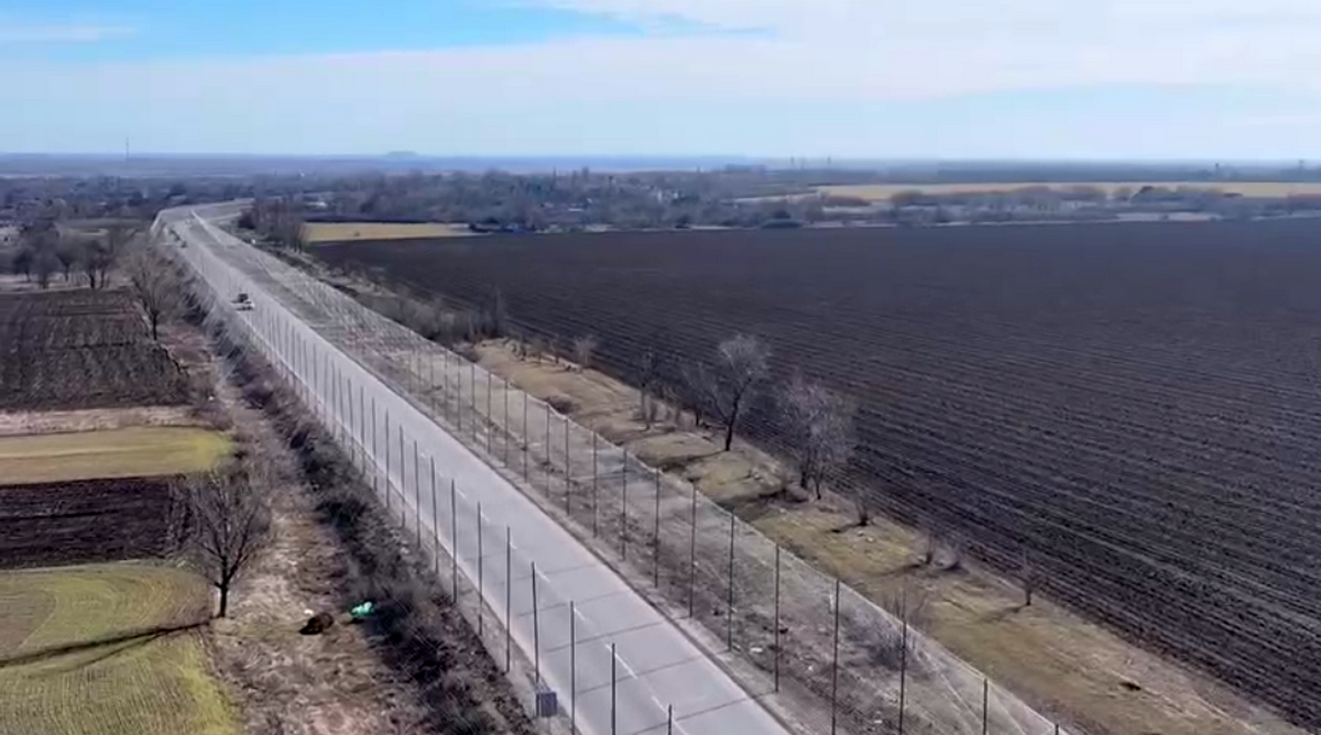 42 км дороги з антидроновим захистом на Дніпропетровщині завершено