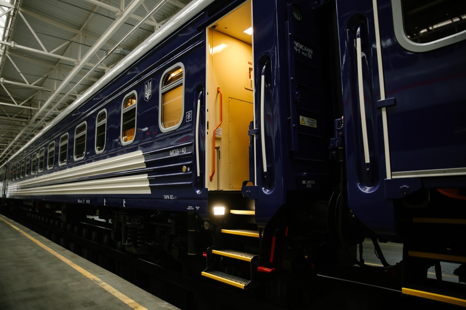 Укрзалізниця представила нові купейні вагони від Крюківського заводу