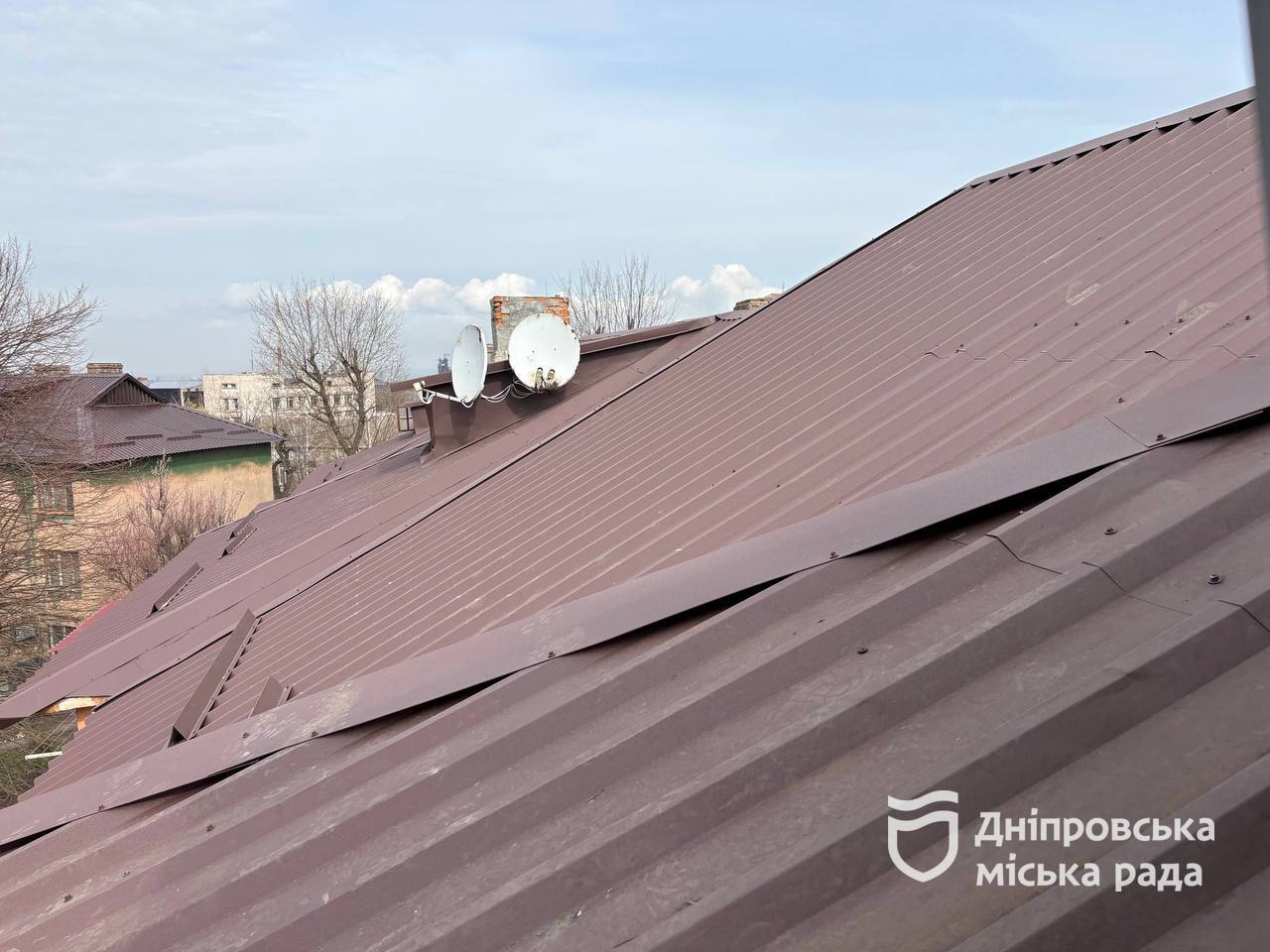 У Дніпрі відновили дах пошкодженого під час обстрілу багатоквартирного будинку