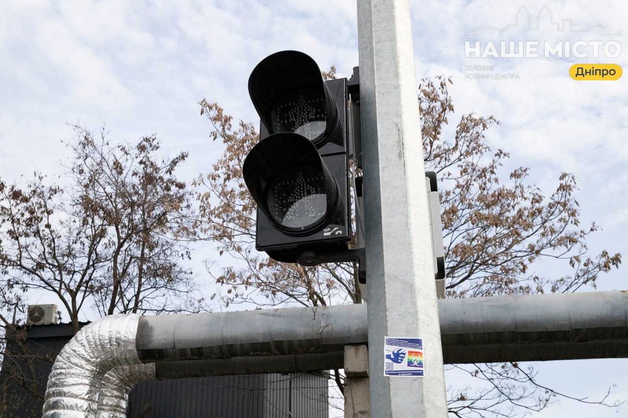 У Дніпрі на перехресті Калинова – Вітчизняна встановлюють новий світлофор