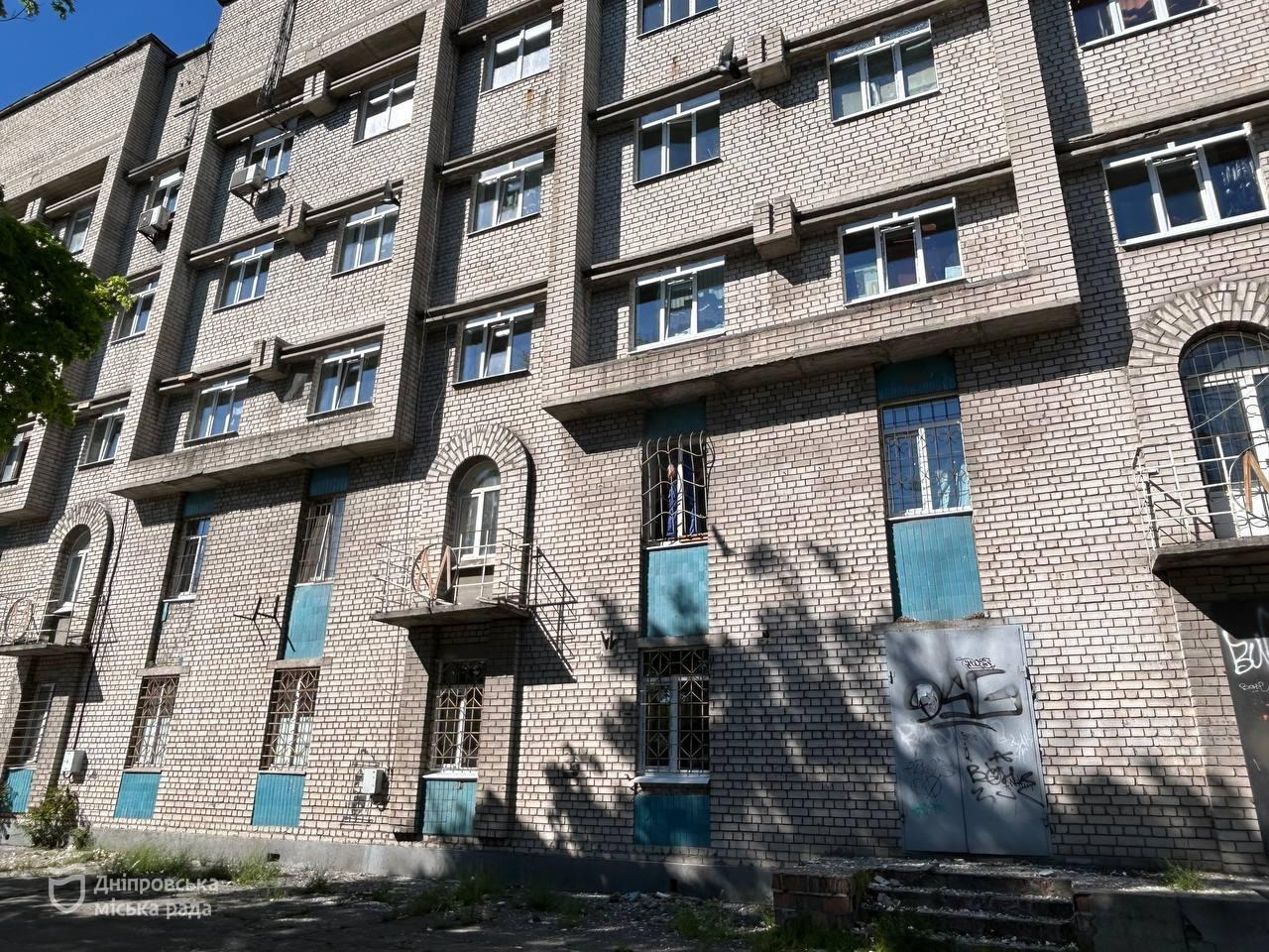 У Дніпрі відновлюють шелтер для переселенців після обстрілу