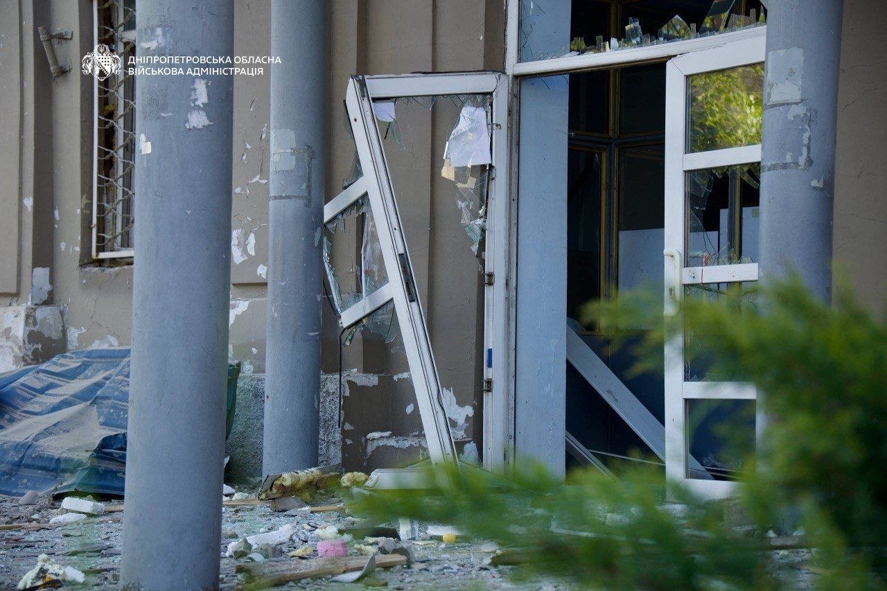 Після удару по гуртожитку в Дніпрі постраждалим надають допомогу