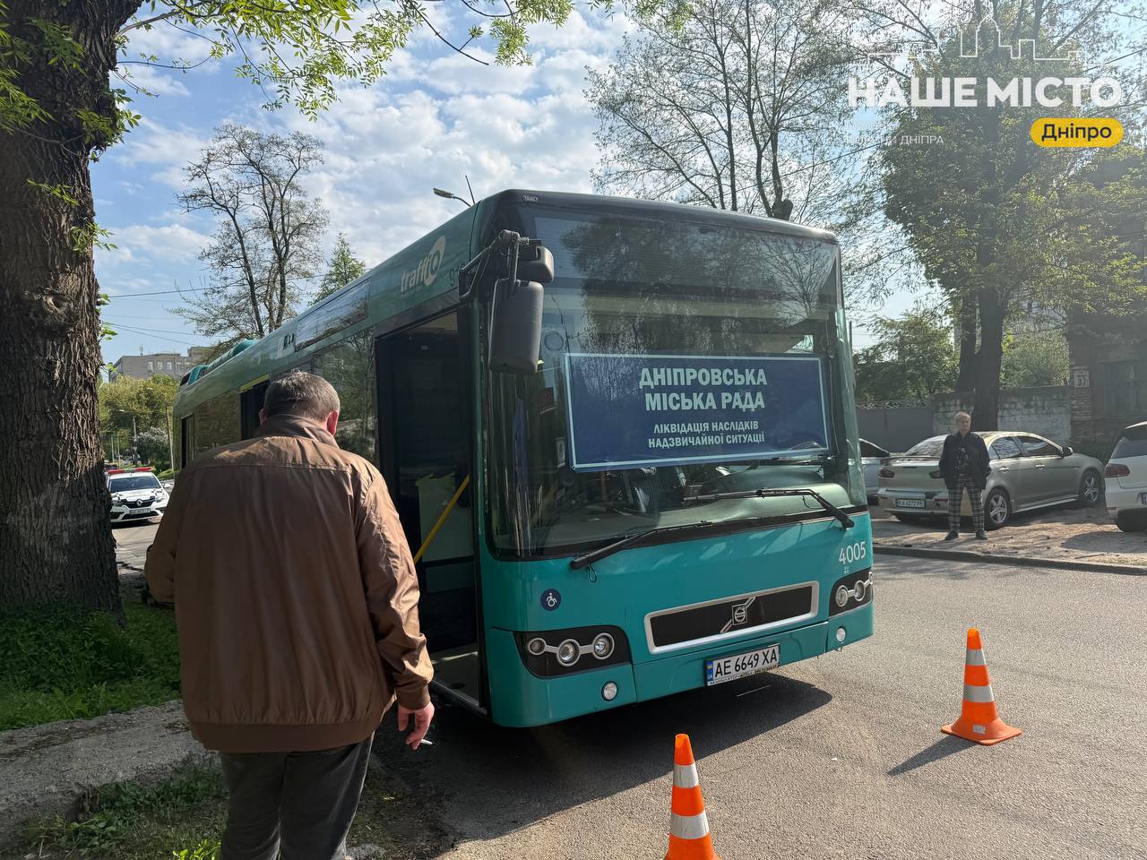 Понад 130 вікон вибито у трьох будинках Дніпра після удару дрона