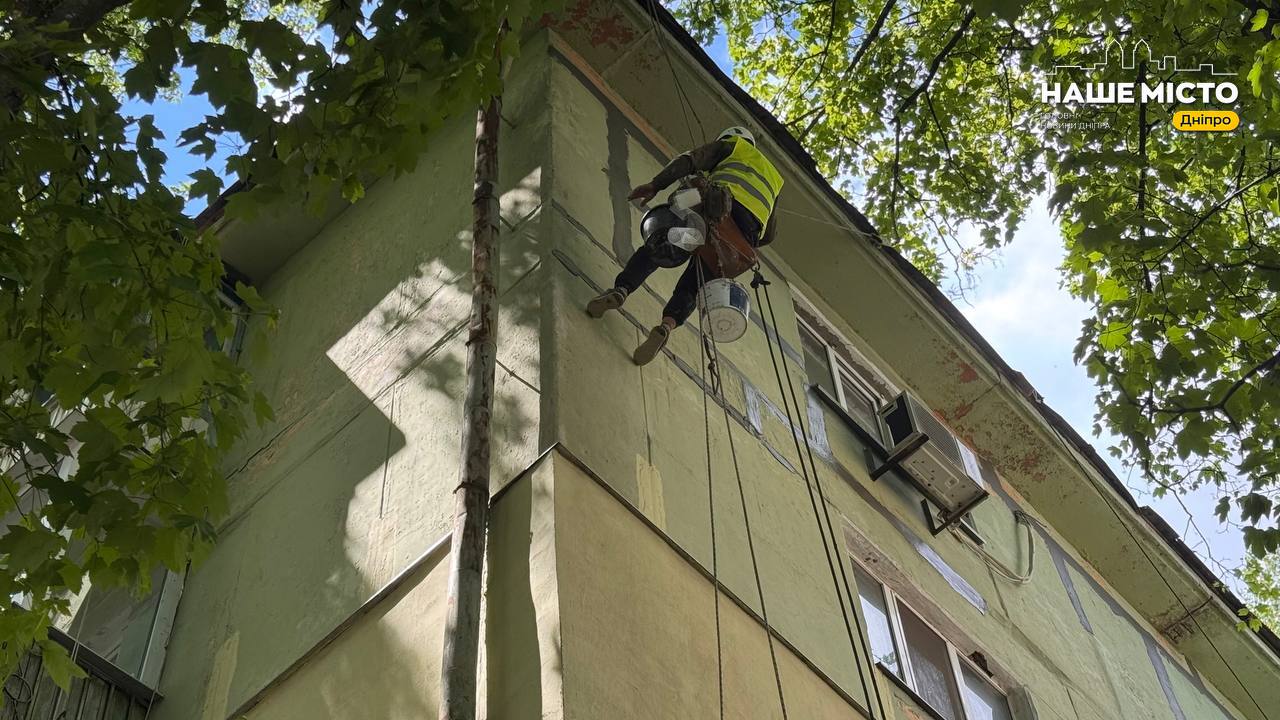 У Дніпрі ремонтують міжпанельні шви у будинку на Квартальній