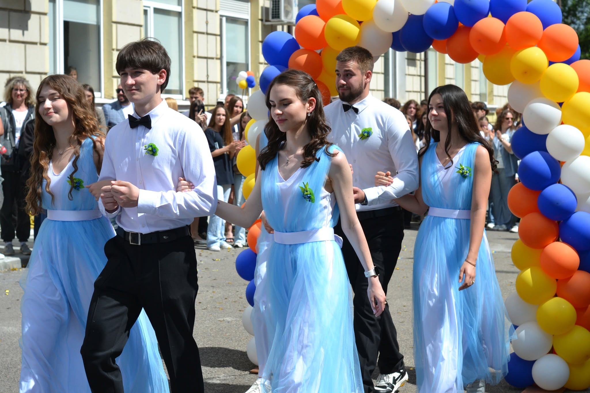 Випускники ліцею №23 Дніпра відзначили закінчення навчального року на природі