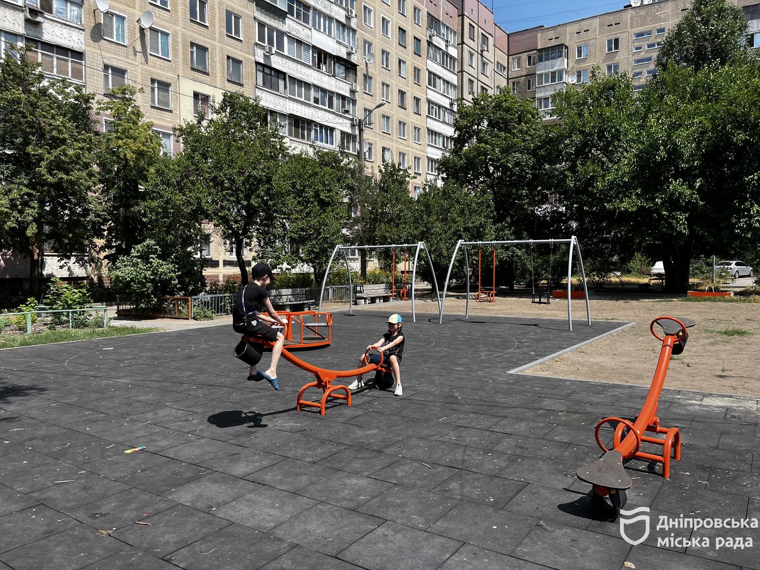 У Дніпрі триває оновлення дитячих майданчиків із сучасним гумовим покриттям