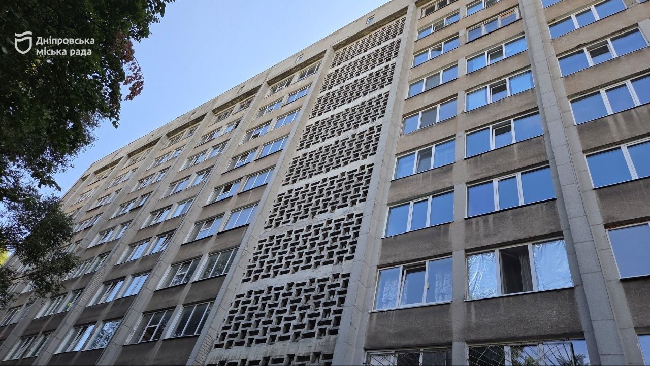 У Дніпрі відновлюють гуртожитки після ворожих обстрілів