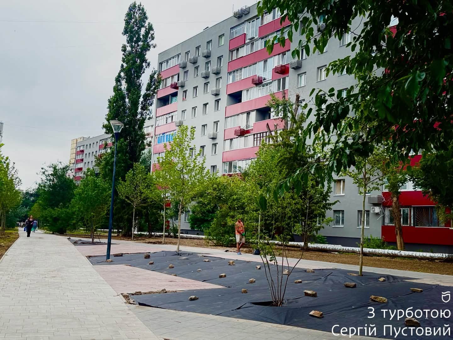 У Дніпрі на Калиновій висаджують дерева та облаштовують зону відпочинку