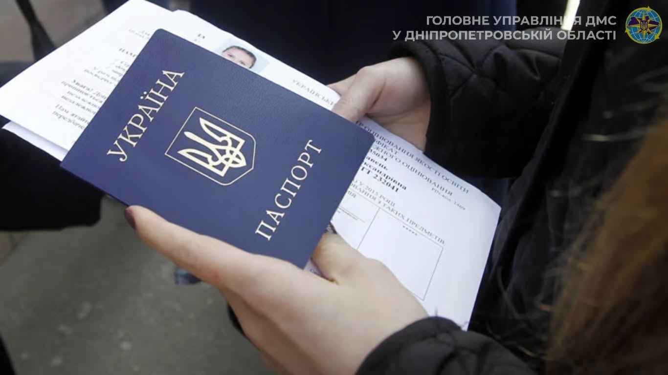 Вклеювання фото в паспорт-книжечку після 25 та 45 років: що потрібно знати