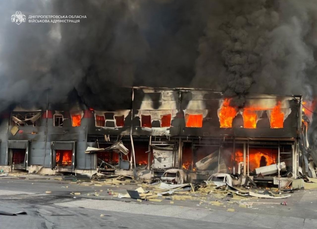 Ворог вдарив понад 10 разів по Дніпропетровщині: постраждали будівлі та підприємства