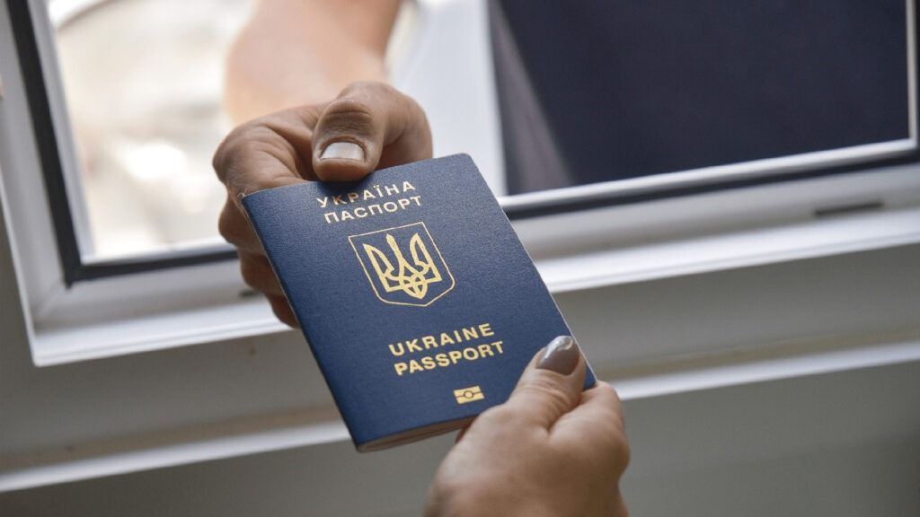 Кому з пенсіонерів Дніпропетровщини потрібна ідентифікація при виїзді за кордон