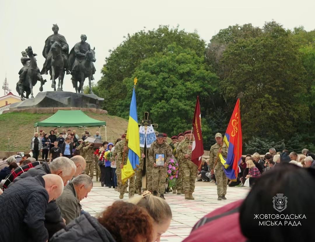 У Жовтих Водах попрощалися з військовим Сергієм Тихоновим