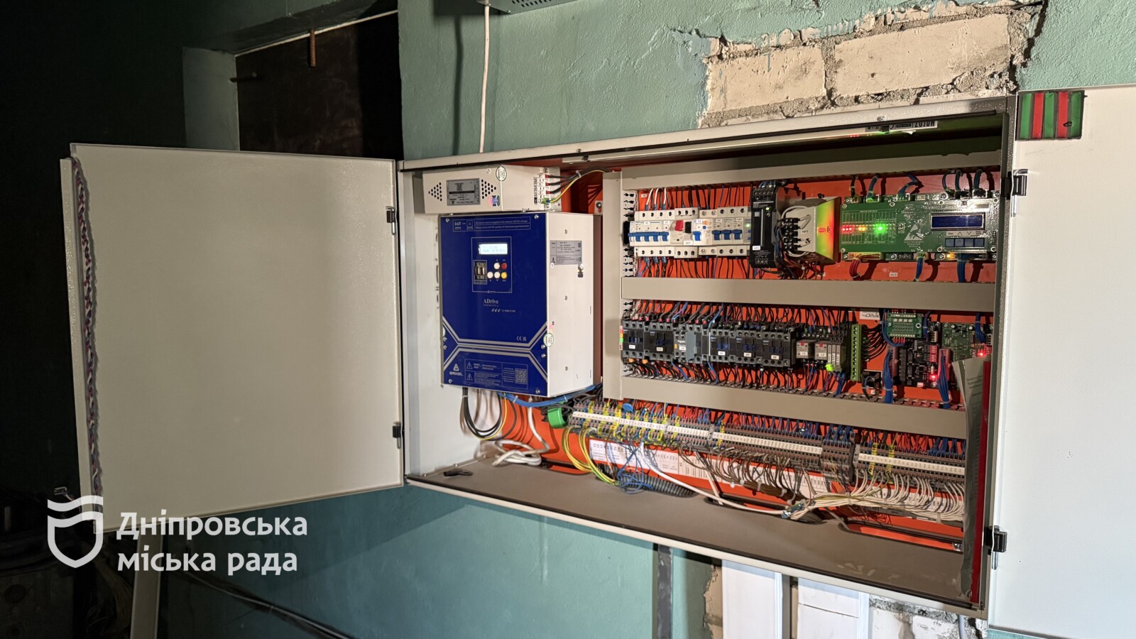 У Дніпрі оновлюють ліфтове обладнання у багатоповерхівках